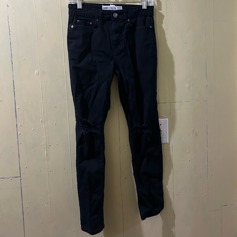 Skinny Jeans With Knee Rips